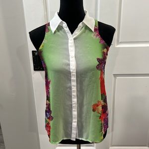 Beautiful Decree size XS sheer button up top with collar. Longer in the back